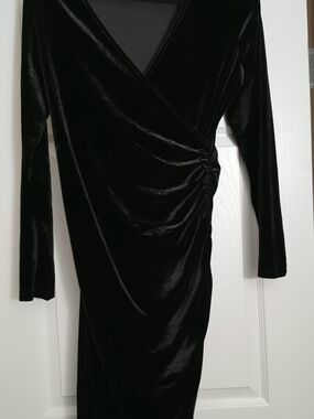 Med Black Velvet Long-Sleeve Ruched Wrap Dress
